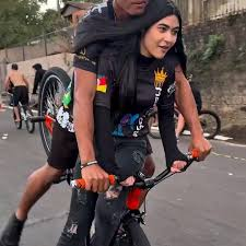 Joven sufre fuerte caída en bicicleta y el caso se vuelve viral😨